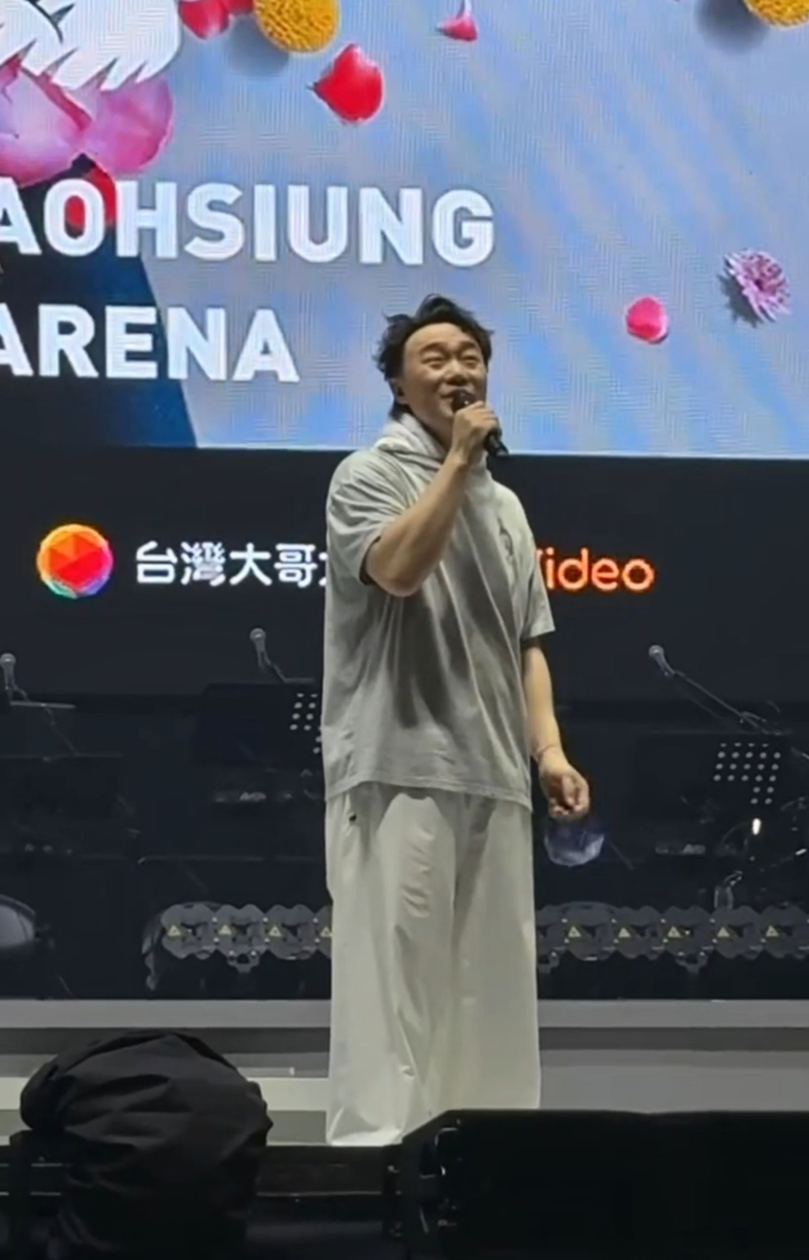 陳奕迅昨脫下口罩驚喜加唱安可曲。翻攝Threads