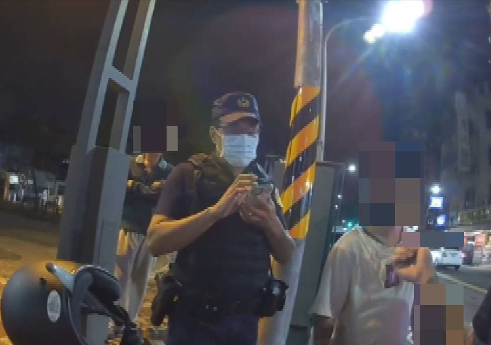 高雄兩兄弟遭群毆！疑因「認錯車」棍棒安全帽齊下…人倒地染血、機車成廢鐵