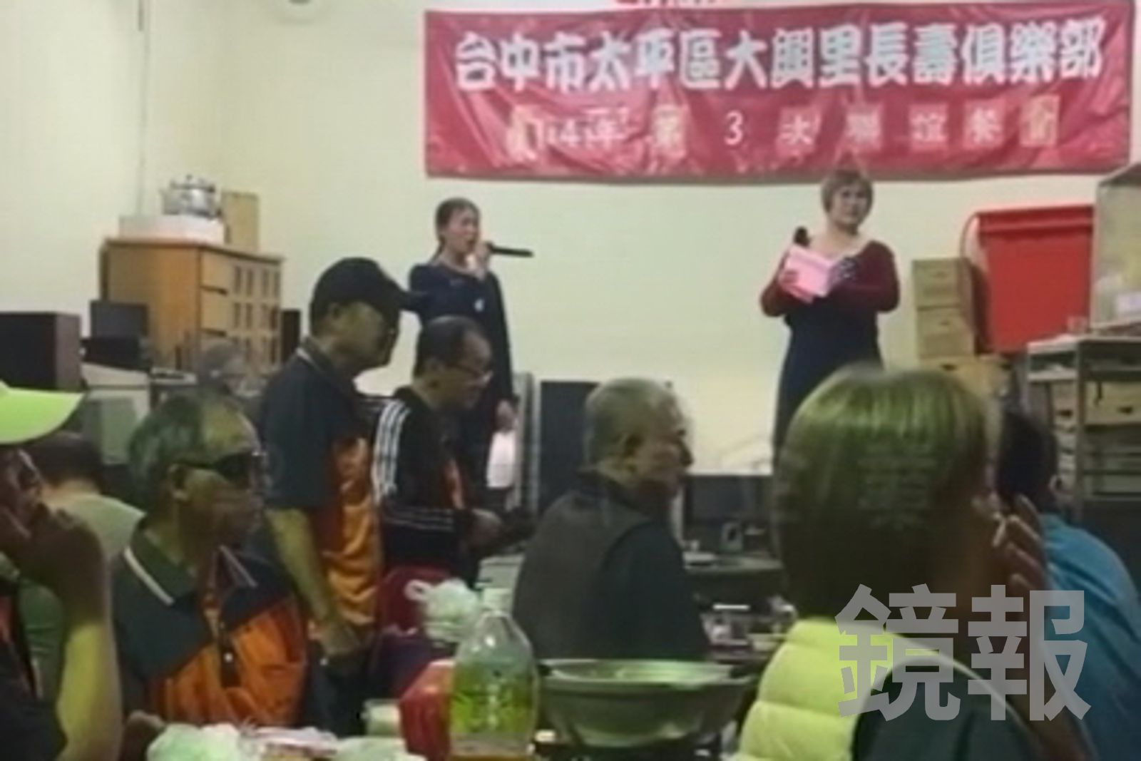 參與頭牙福宴的民眾聽聞喇叭聲，相當傻眼。翻攝黑色豪門企業