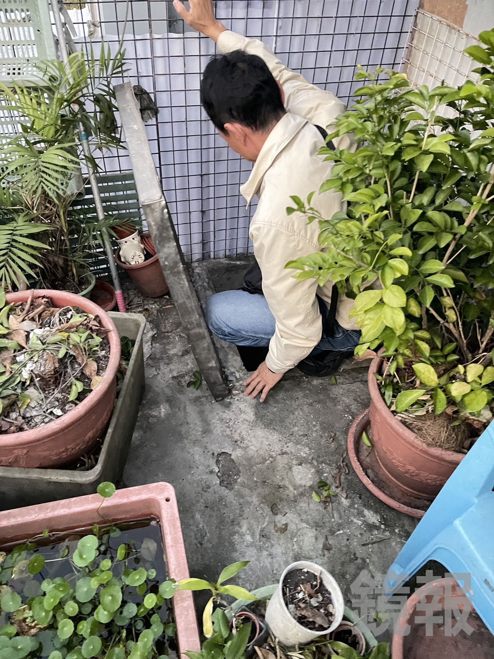 頂樓蓄水池抽乾作為手錶與電腦主機的藏匿空間,出入口僅容一人進出,相當狹小。民眾提供