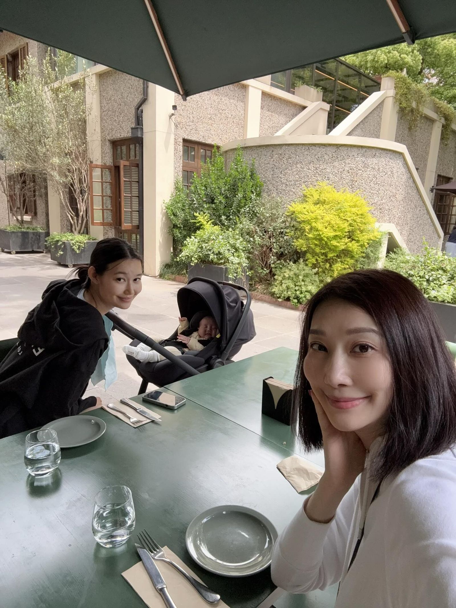 錢德月跟女兒董若彤合照,看不出是母女。翻攝錢德月IG