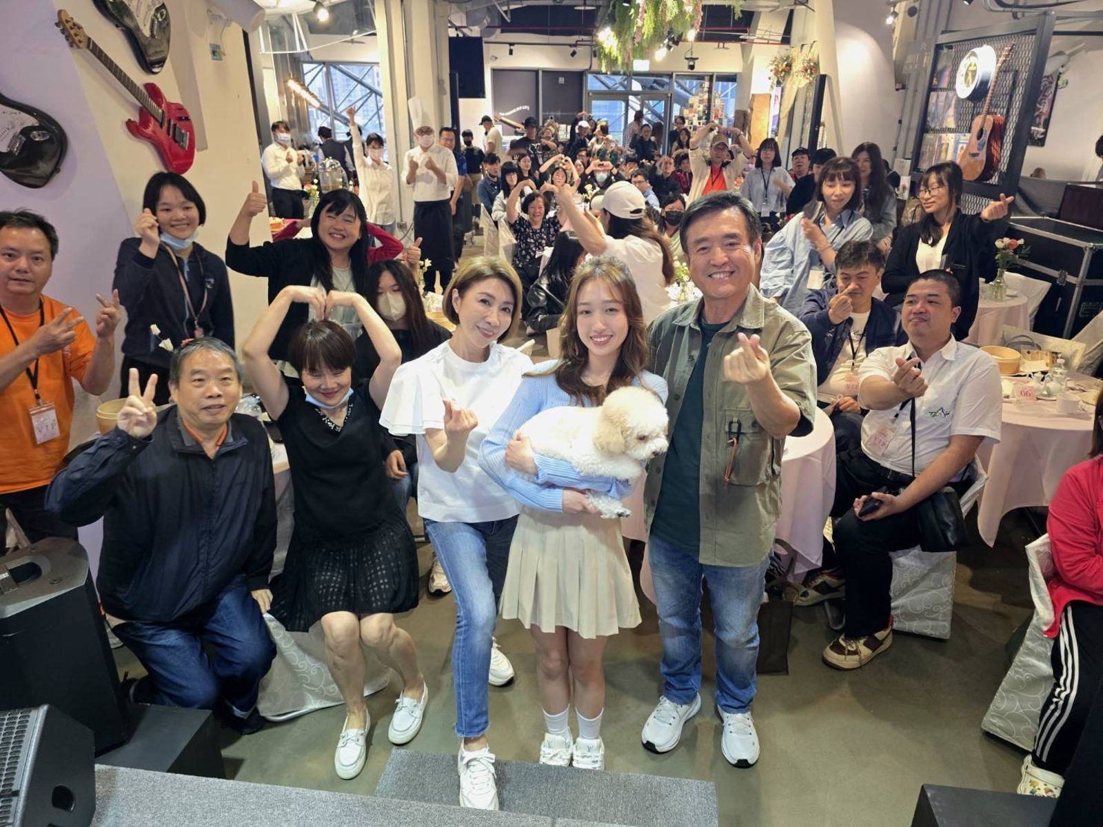 李翊君(左起)、王敏淳、檢場帶著愛犬,一家四口出席粉絲音樂會。TVBS提供