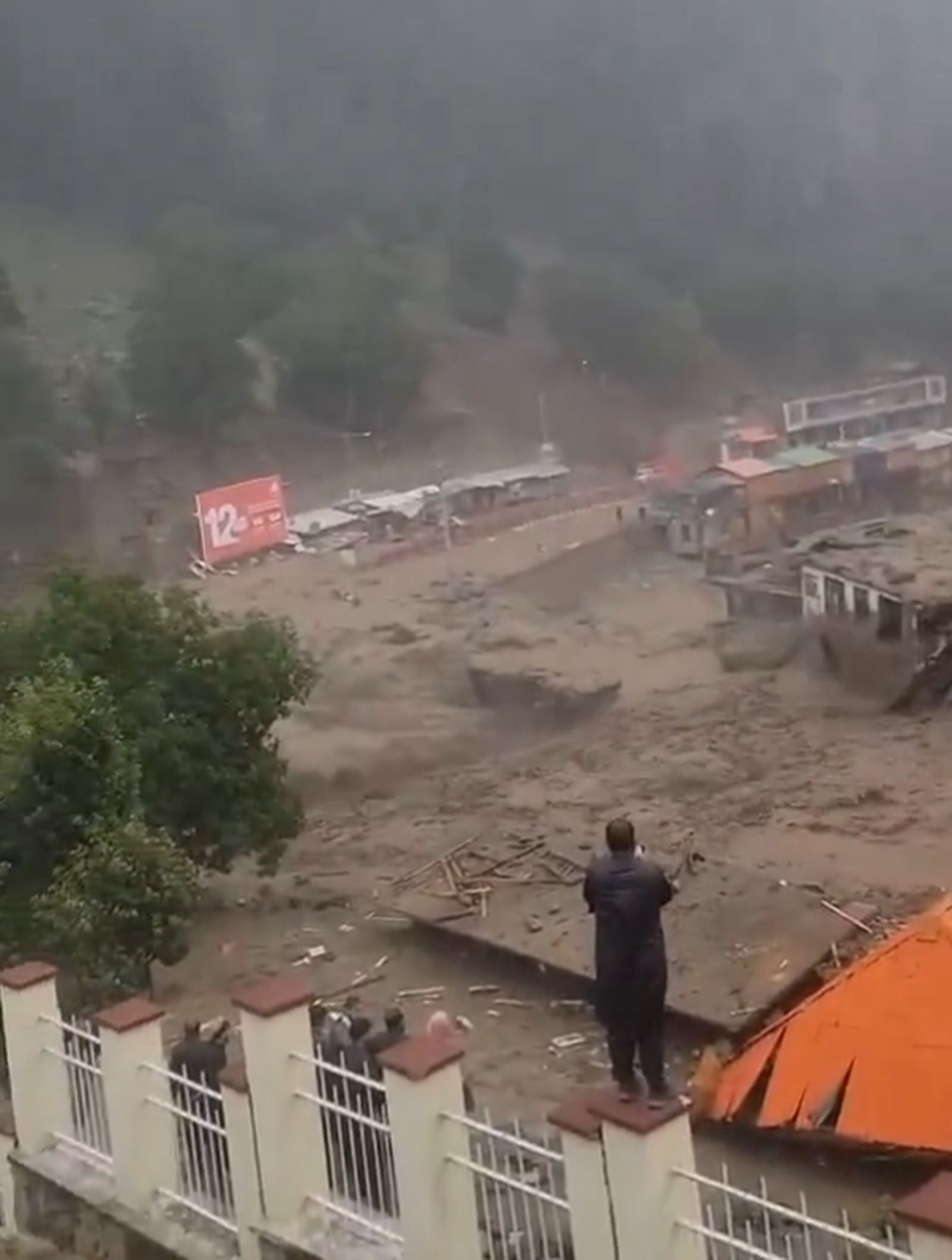 阿富汗爆發致命山洪,摧毀居民家園。圖/X@ WeatherMonitors