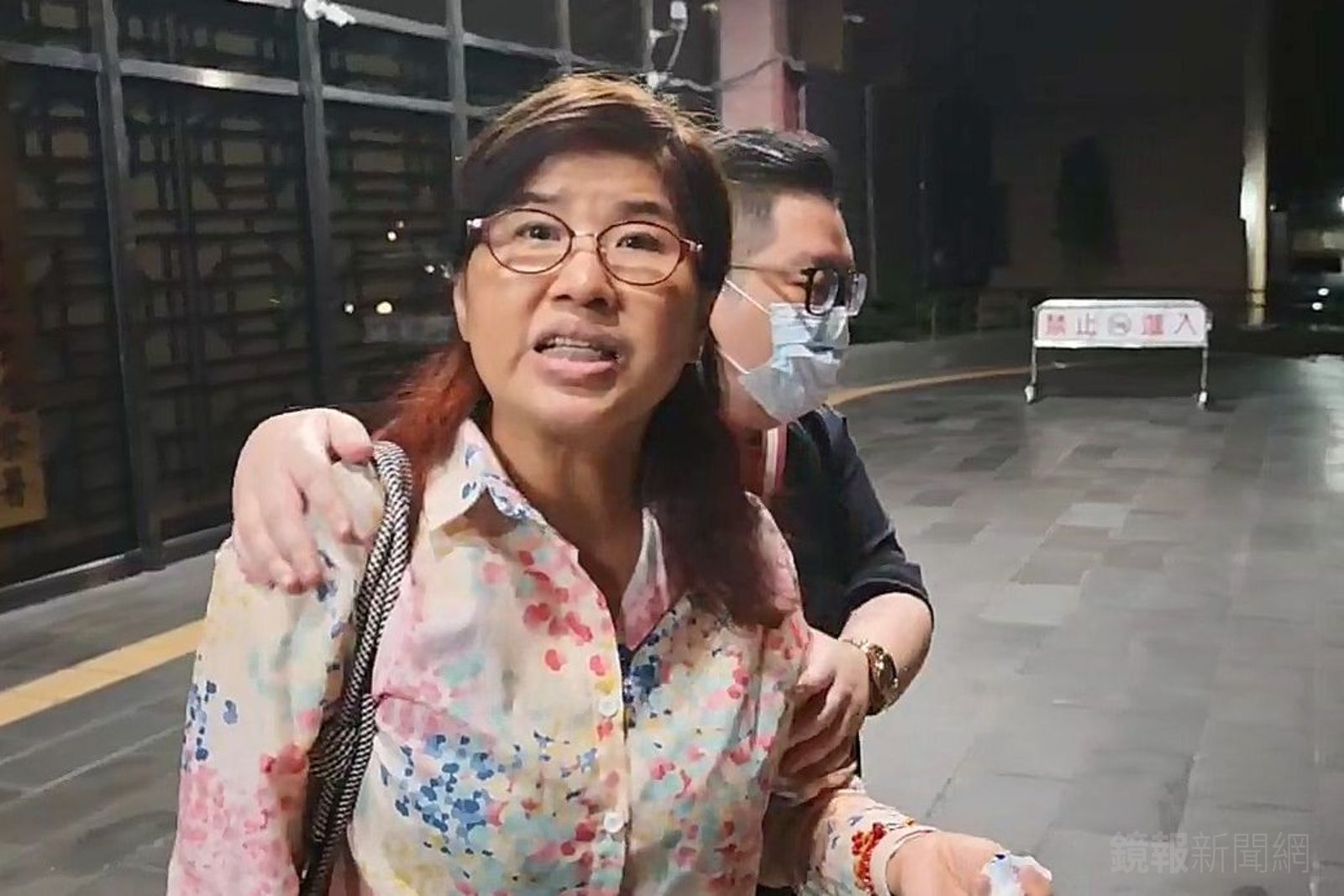 律師張睿文交保步出地檢署時一度怒嗆記者。鏡電視