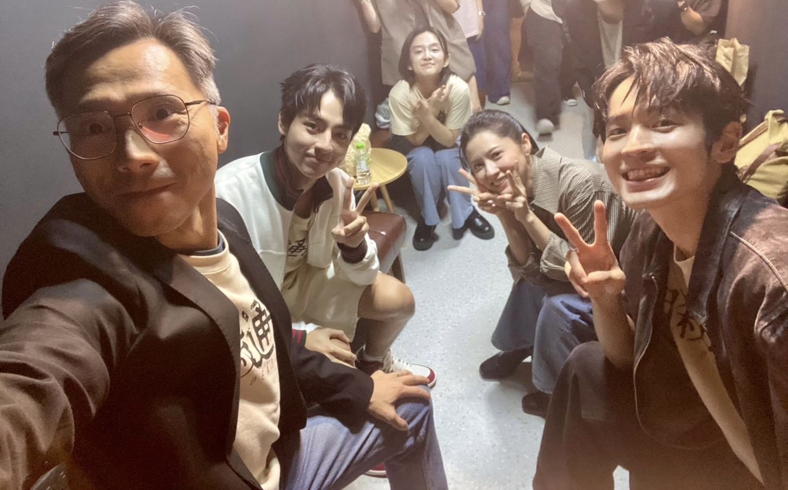 導演周冠威(左起)揪劉敬、邵奕玫、林予晞、張豐豪玩自拍。本萃電影提供