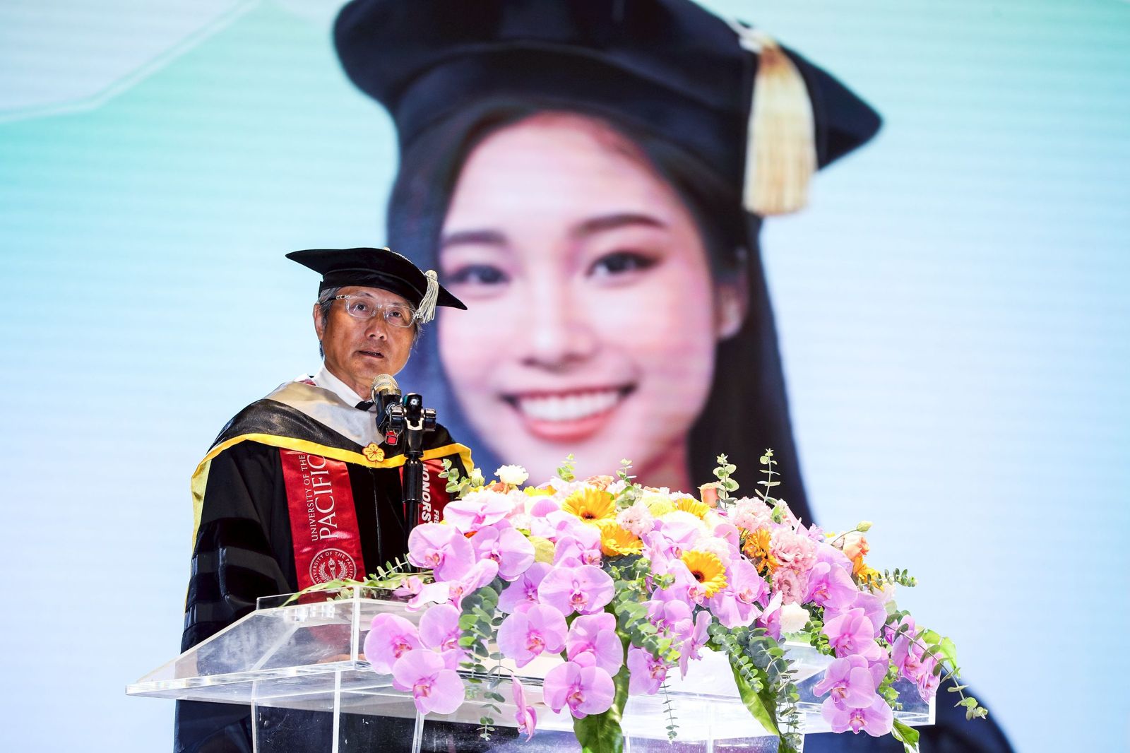 直擊/亡女「現身」畢業典禮!包小柏苦讀8年拿博士 背後真相催淚