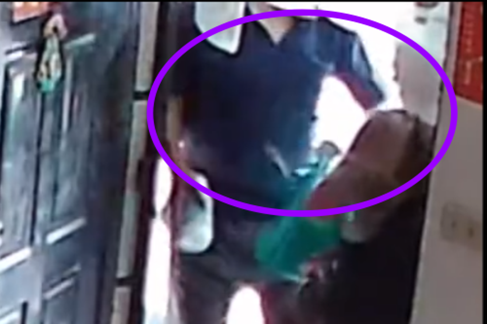 黃男尾隨李姓婦人後搶走身上金項鍊。圖／翻攝自Threads@nico._.110