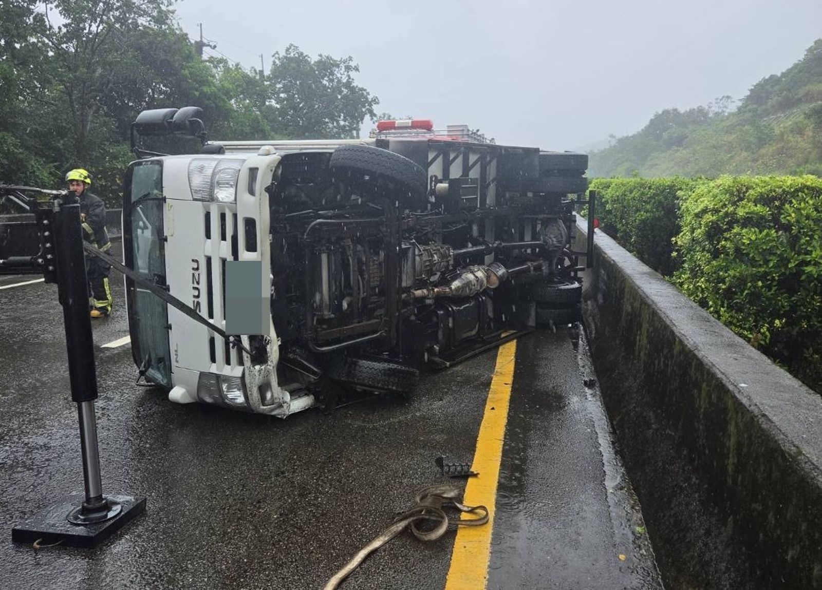 白海豚沒來風雨不減 小貨車國道「打水漂」翻覆
