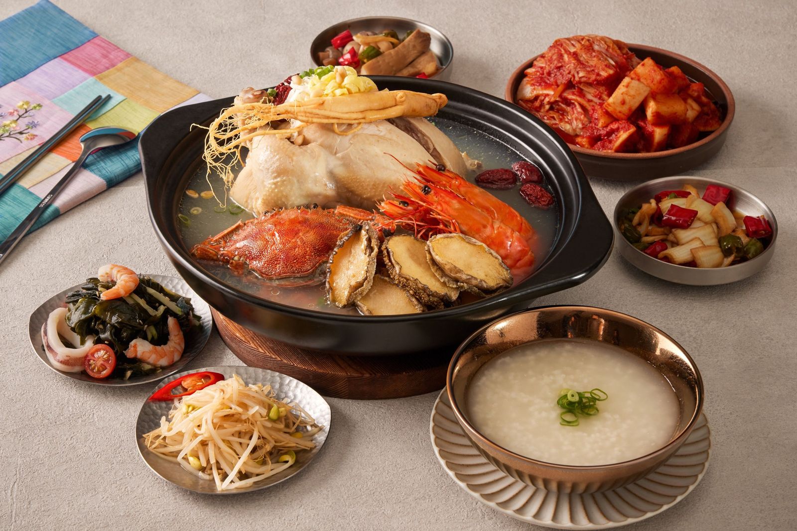 「鮑魚海鮮人蔘雞粥」配料超澎派,湯汁很鮮濃。