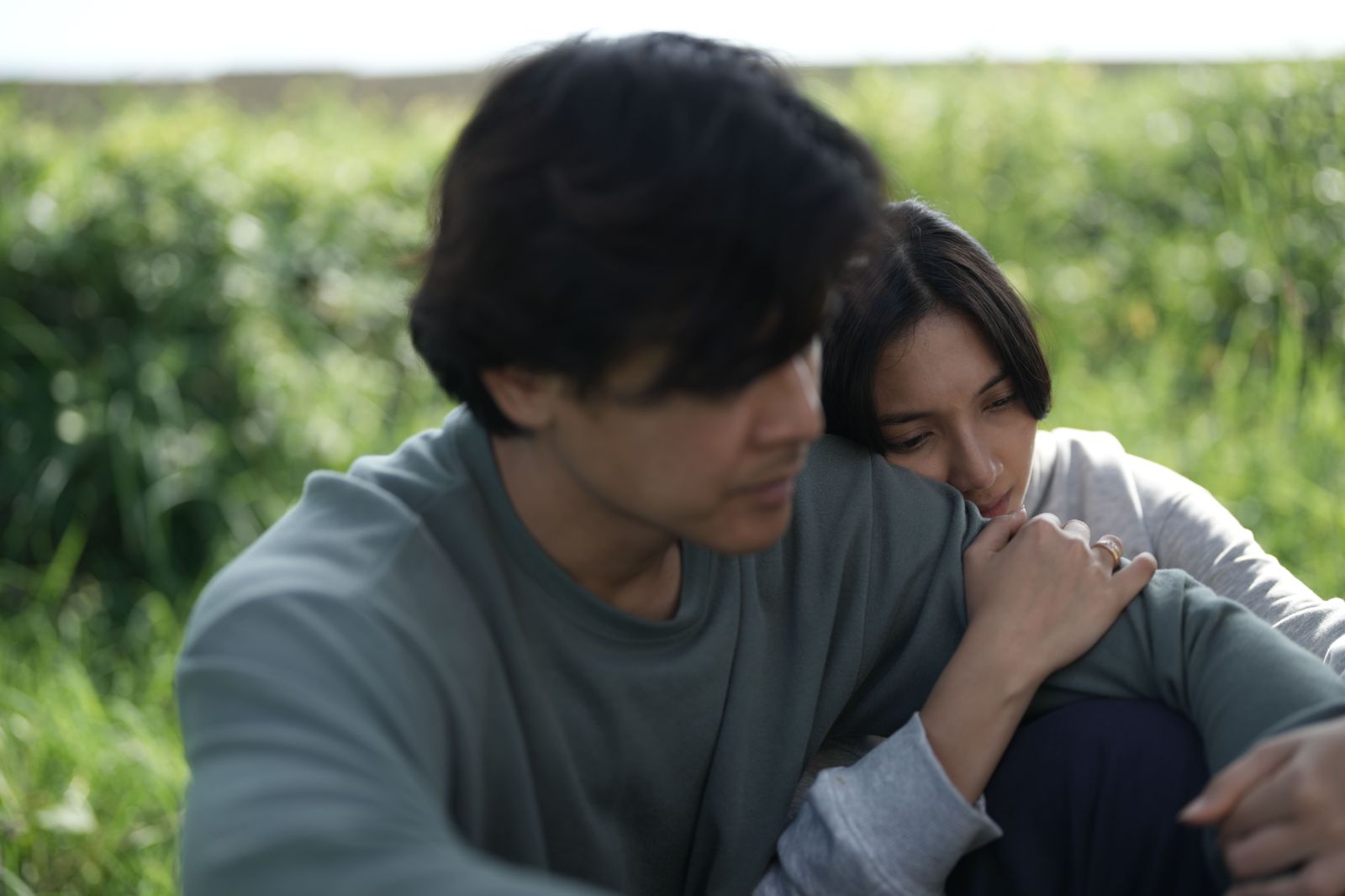 未來妻子突然躺在身邊！《逆時光戀人》狂吸310萬人次　網封「情侶和好神片」