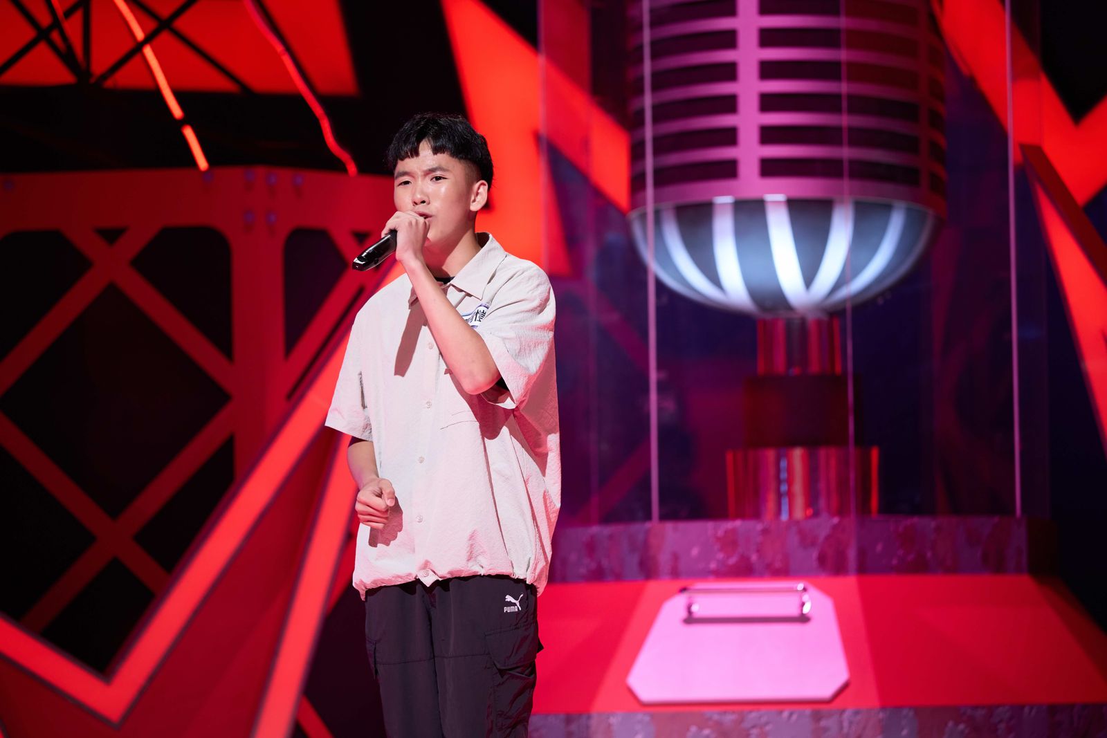 《Talk Talk秀台語2》十五歲參賽者阿愷以金門腔調表演引發全場關注。公視台語台提供