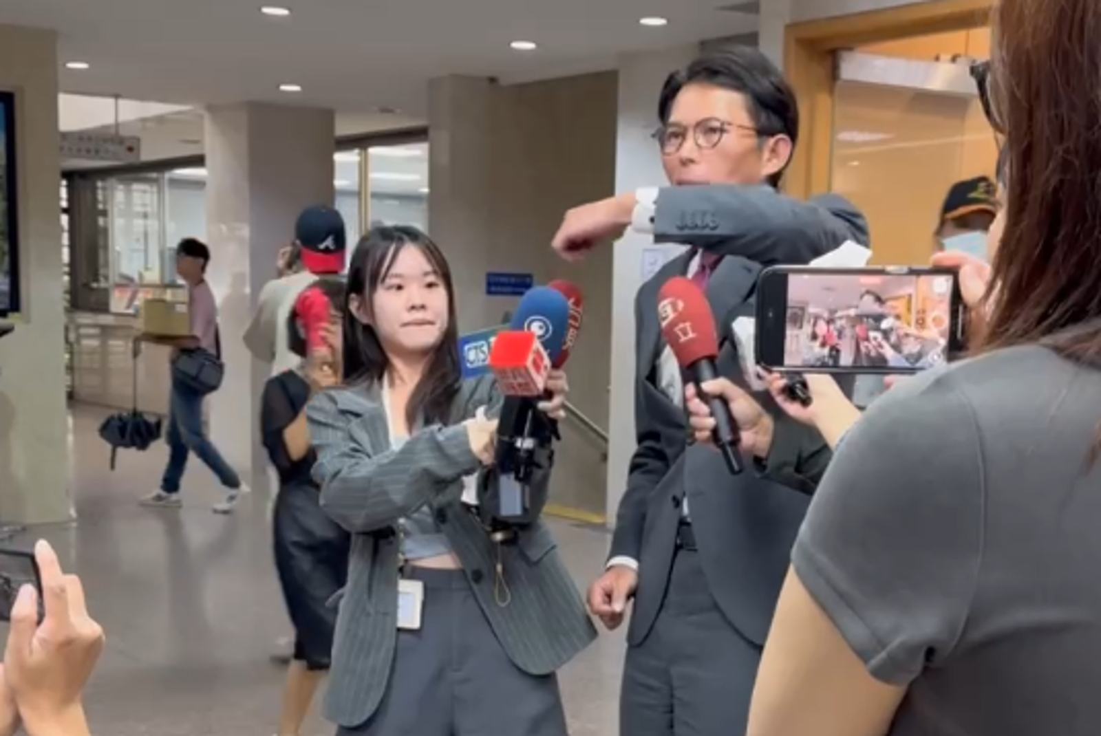 勾員警脖子？黃國昌「搭配肢體」生動還原衝突現場：他還跟我有說有笑