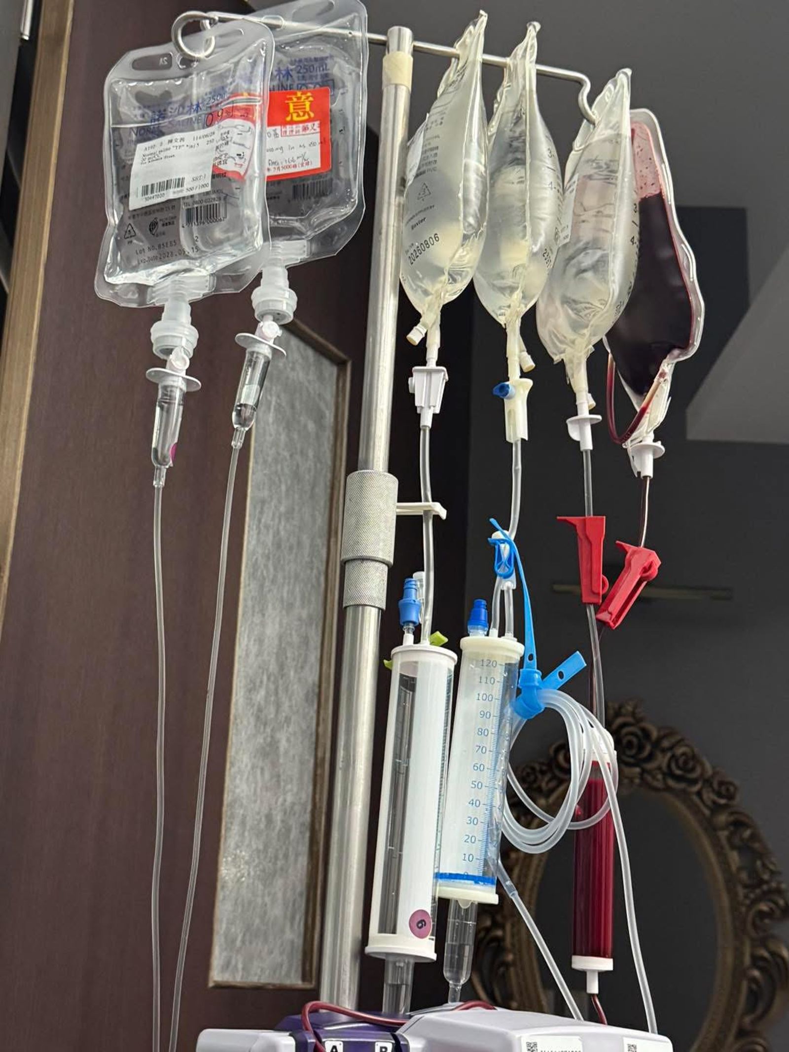 陳文茜曬出點滴和血袋的照片。翻攝陳文茜臉書