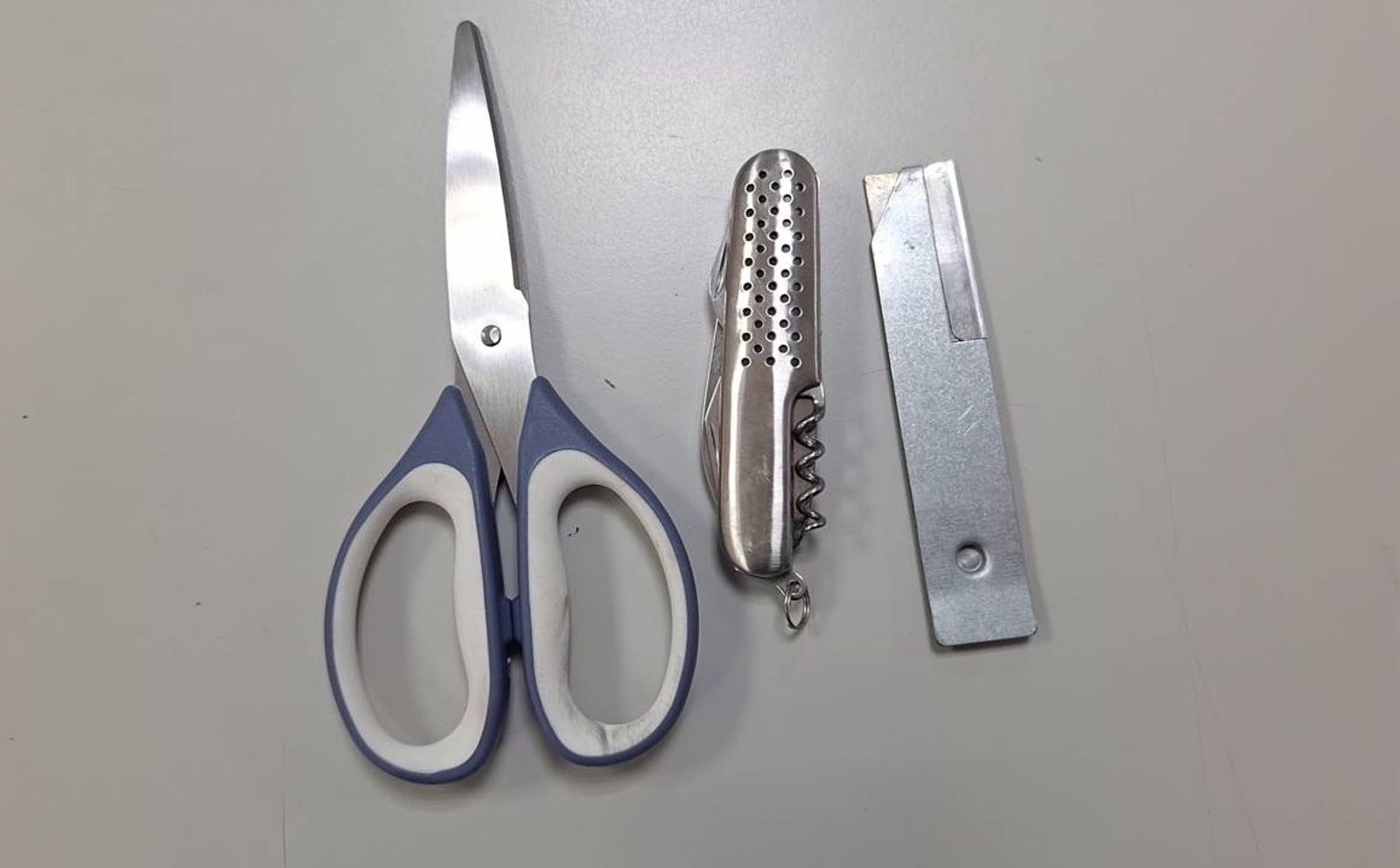 警消在洪男身上發現的刀具。翻攝畫面
