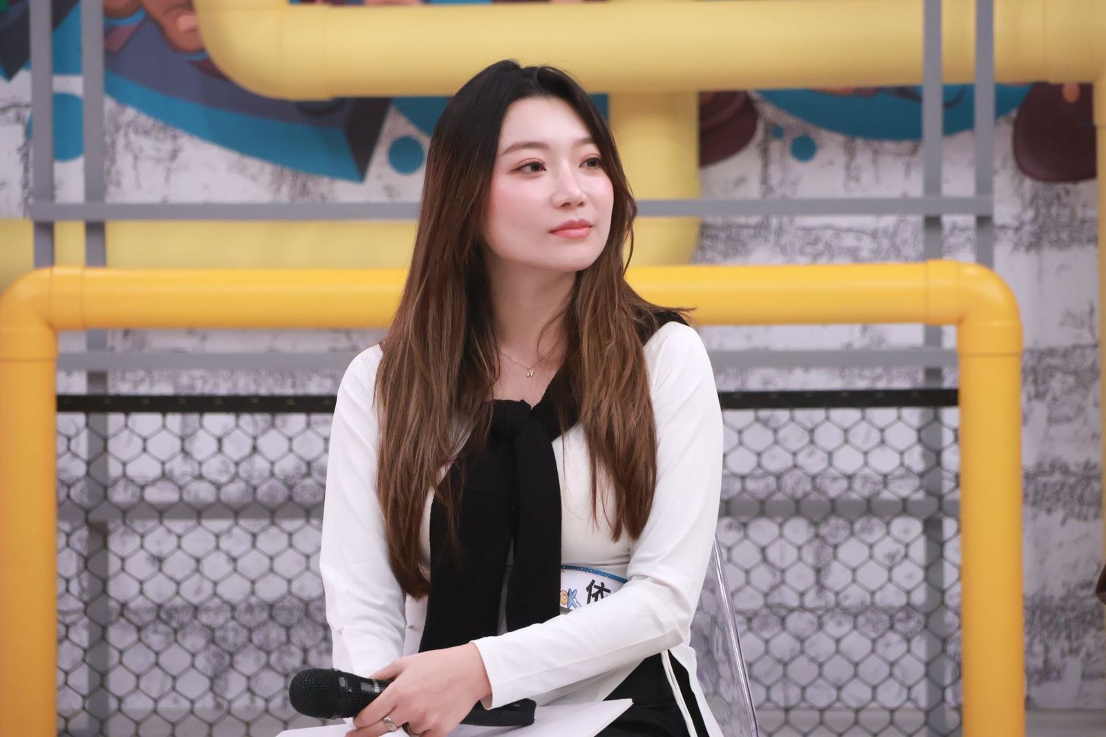 抓包納豆被帶去酒局！依依視訊怒飆「演藝圈毒瘤、人渣」　下秒見張立東在旁邊尷尬爆