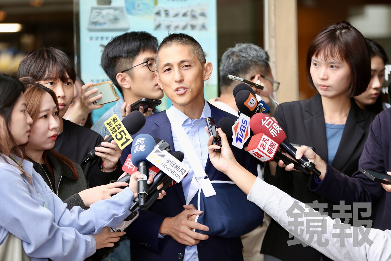 吳怡農帶傷遞交台北市長參選意願表 暗指蔣萬安「傳統政治經驗」沒解決市政問題