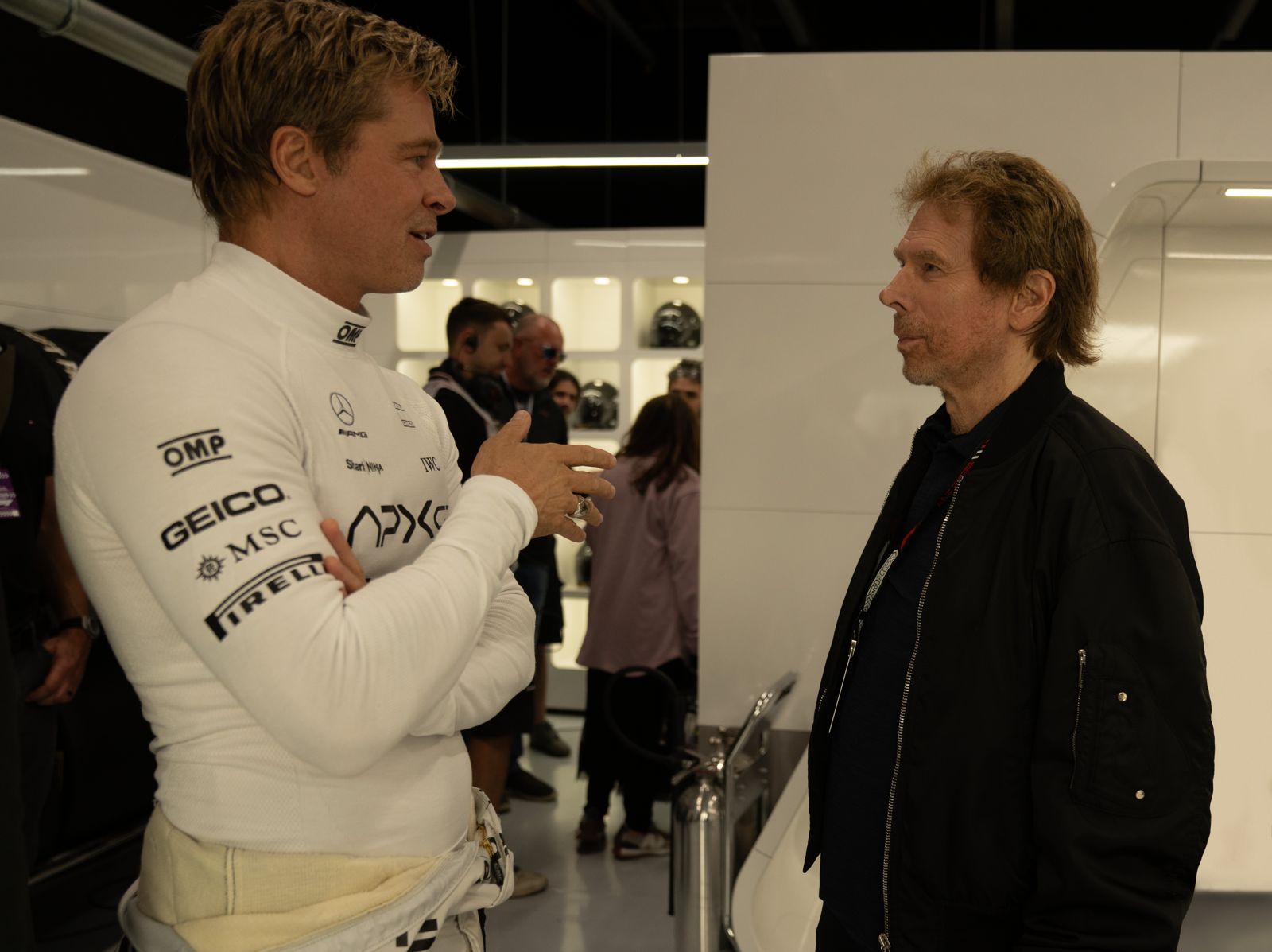 導演喬瑟夫柯辛斯基（右）曝《F1電影》比《捍衛戰士：獨行俠》還難拍。華納兄弟電影提供