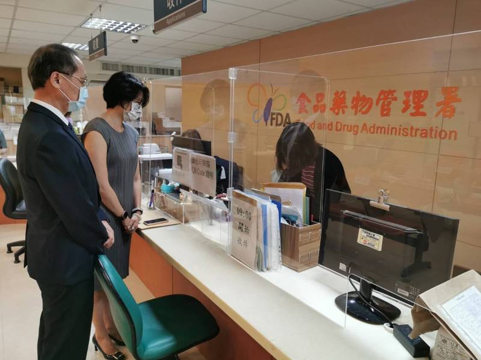 慈濟基金會購買BNT疫苗,律師陳昱瑄(左2)陪同執行長顏博文(左1)前往食藥署送件。慈濟基金會提供