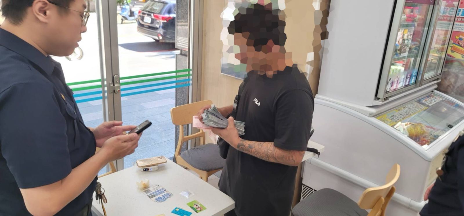有片/車手淪TikTok幹片成癮者 ATM提款深吸鈔票「銅臭味」引休假警側目逮人