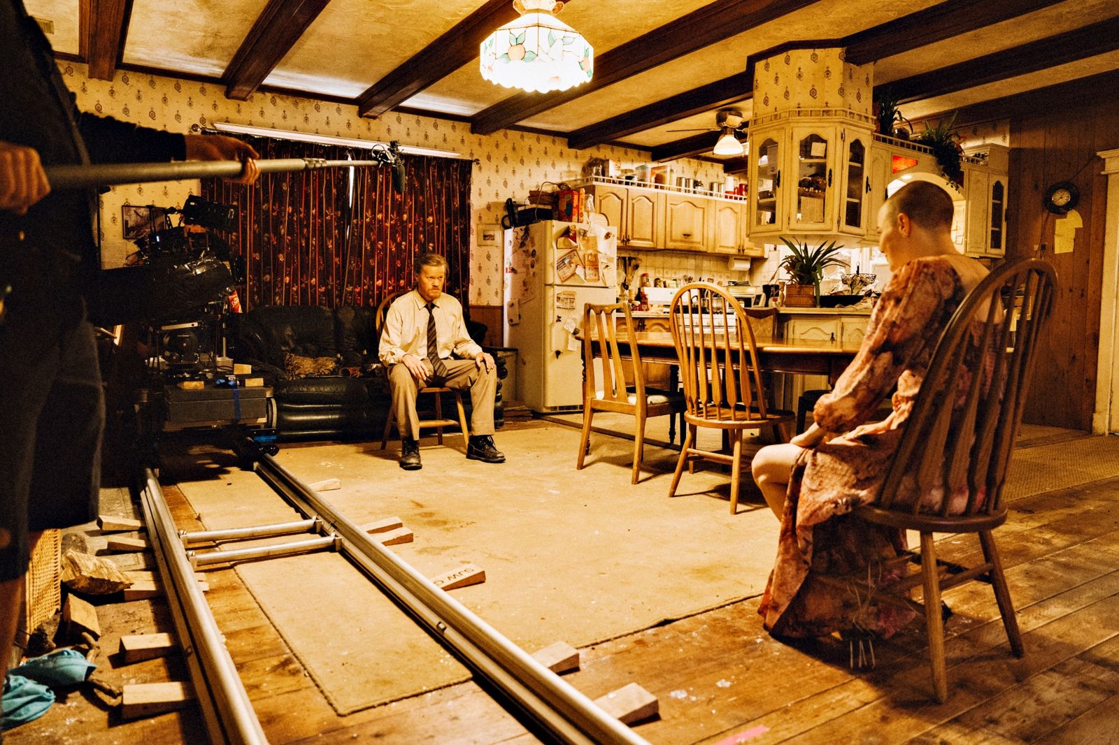 傑西普萊蒙（左）認為艾瑪史東（右）是外星人將其綁架，展開一場緊張又荒謬的過程。UIP提供