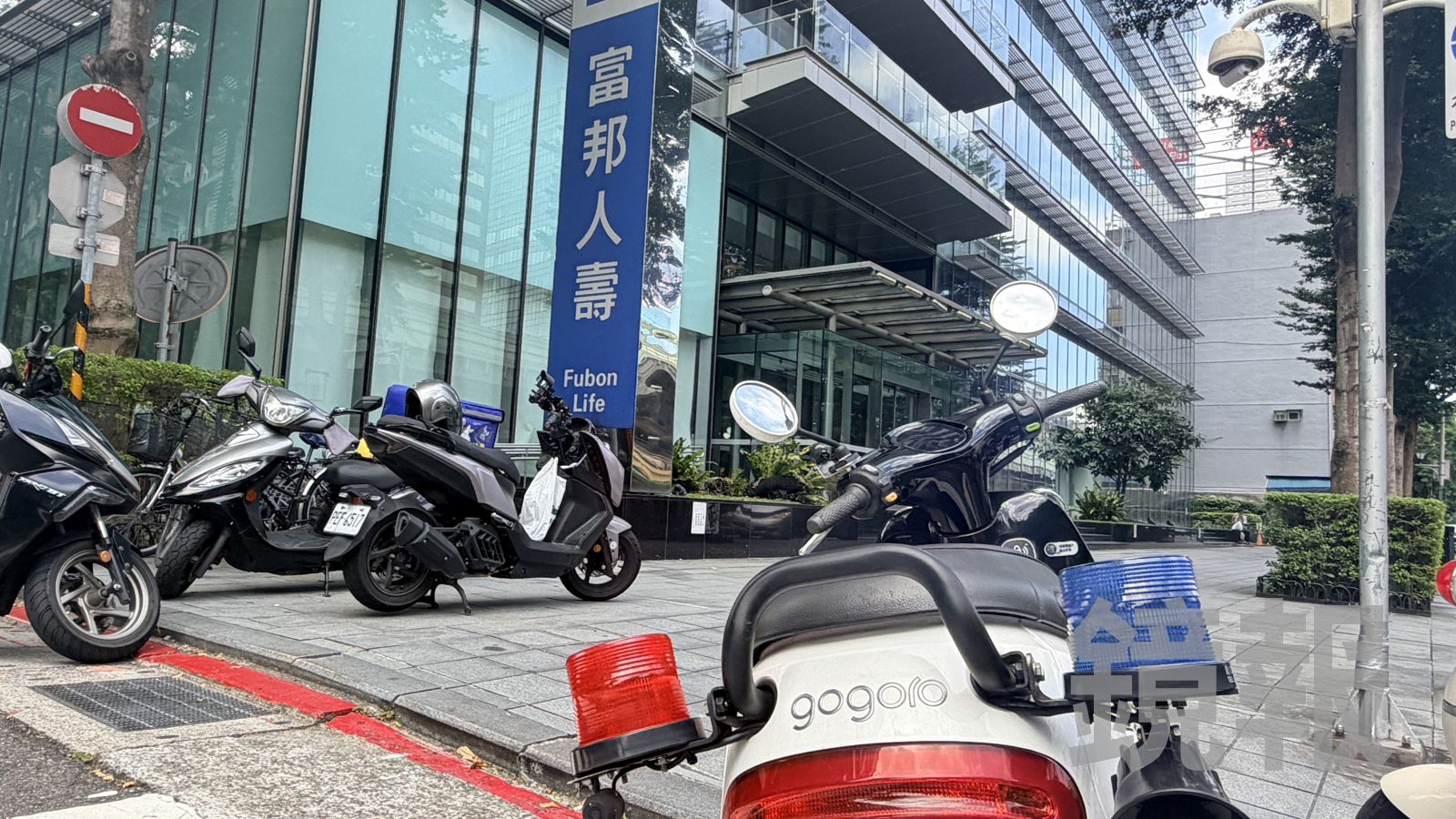 快訊/富邦產險公司驚傳凶殺案!西裝男員工「白襯衫全染紅」 兇嫌動機不明