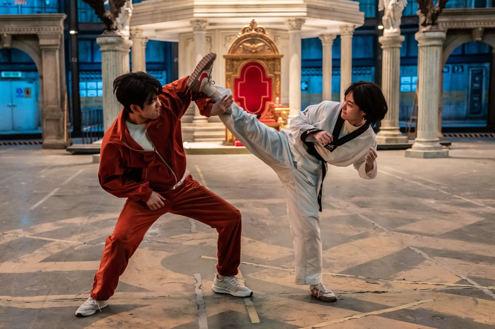 朴珍榮（左）與李在仁在《異能5：死了一個超人以後》對打。車庫提供