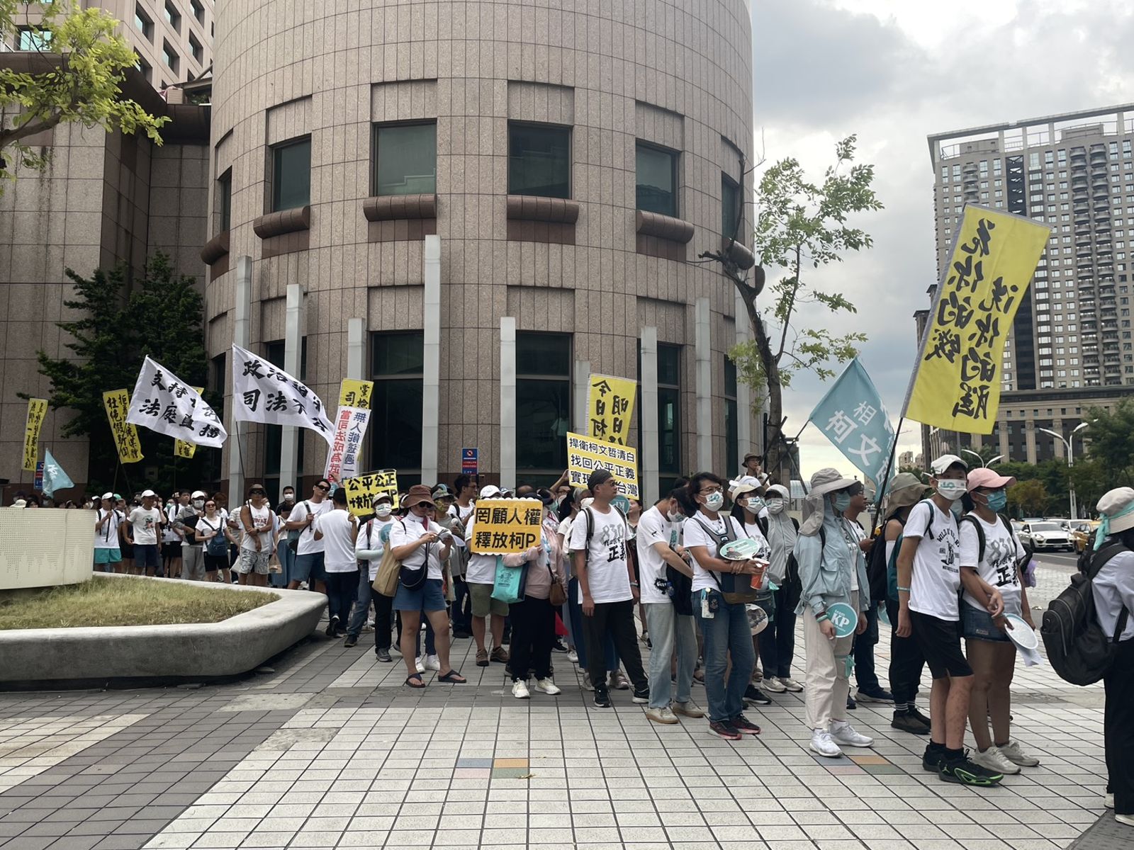 大批小草們參加完民眾黨上午舉辦的遊行活動後,下午接著前往新北板橋車站展開「830為柯文哲而走」遊行。(圖/陳凱貞攝)