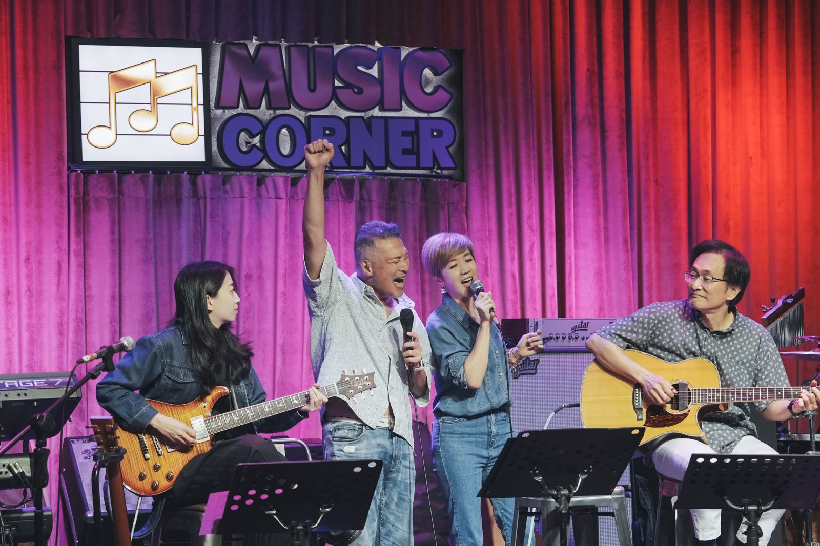 黃仲崑（左二）與太太Lulu（右二）演唱〈故事的真相〉。杰威爾音樂提供