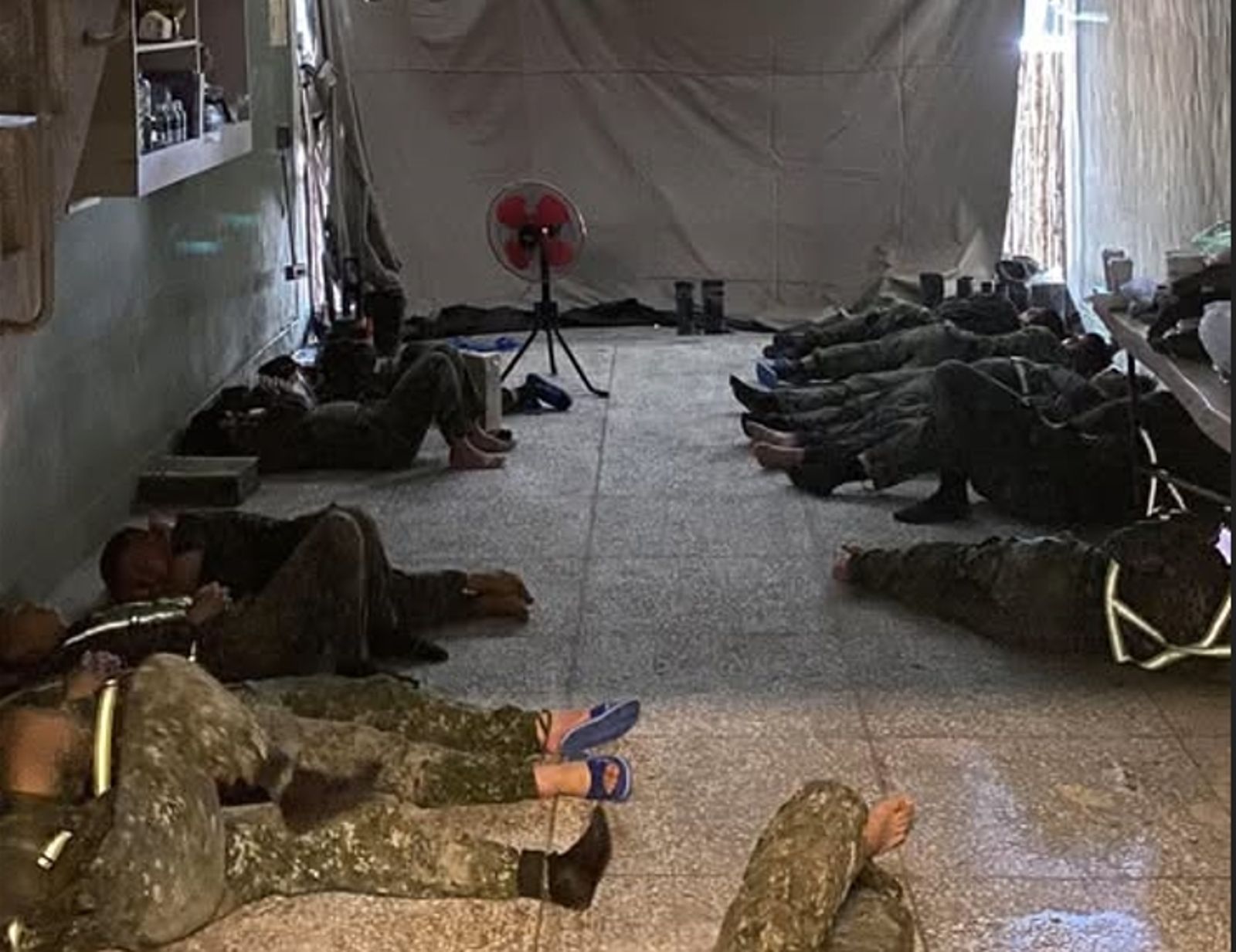 國軍光復救災累癱睡地上!屋主暖心一幕萬人點讚惹哭網友