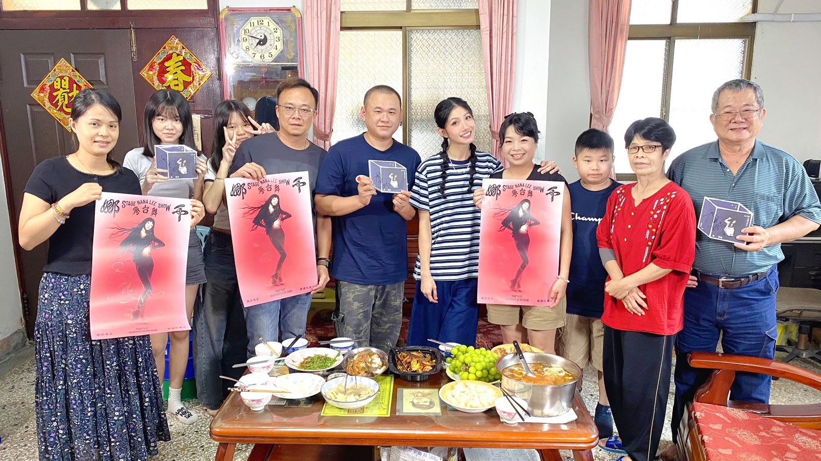 李千娜（右5）拜訪家住在台南市楠西的英瑛一家人。公共電視提供