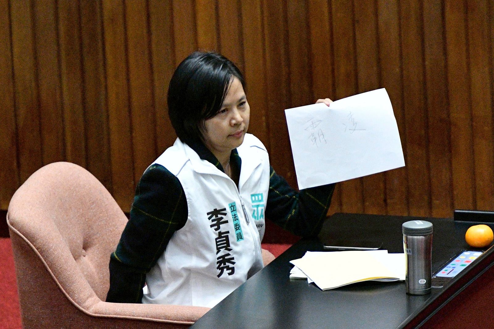 不滿陳培瑜質詢提國籍爭議　李貞秀高舉紙張抗議「霸凌」遭韓國瑜制止