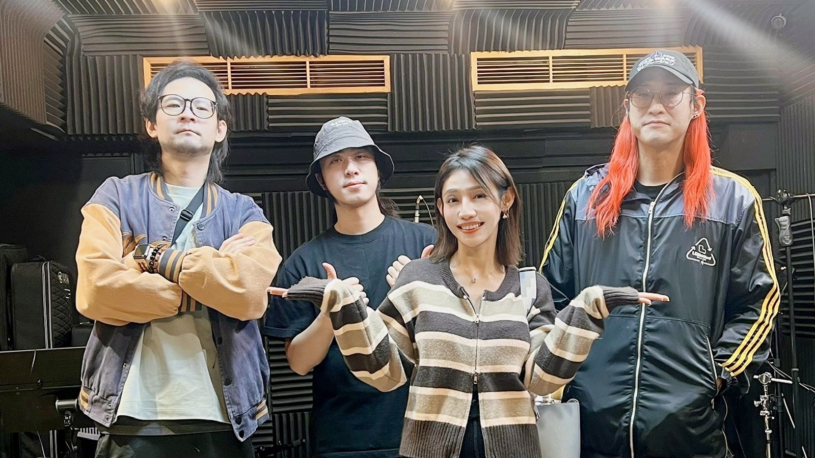 言佳泫與Keyboard手王家瑋(捲毛),以及知名鼓手劉孟淮(淮弟Hwaidy)等樂手老師們合作。嘉樂娛樂工作室提供