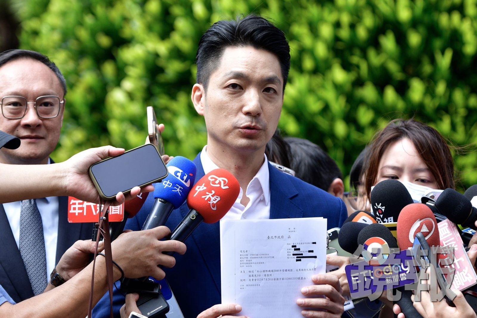 台北市長蔣萬安今(15日)親自前往行政院會和行政院長卓榮泰討論松機遷建計畫,並出示公文稱3年前就已向中央提出相關概念。攝影李智為
