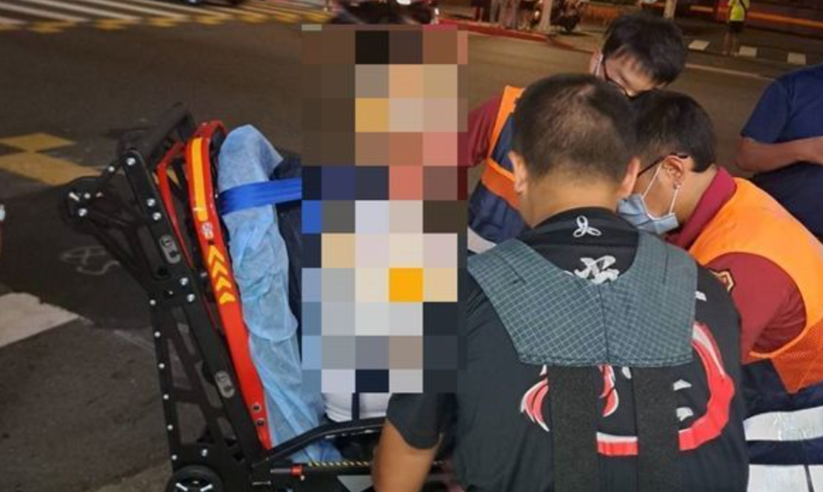 員警制止遭砍傷。翻攝畫面