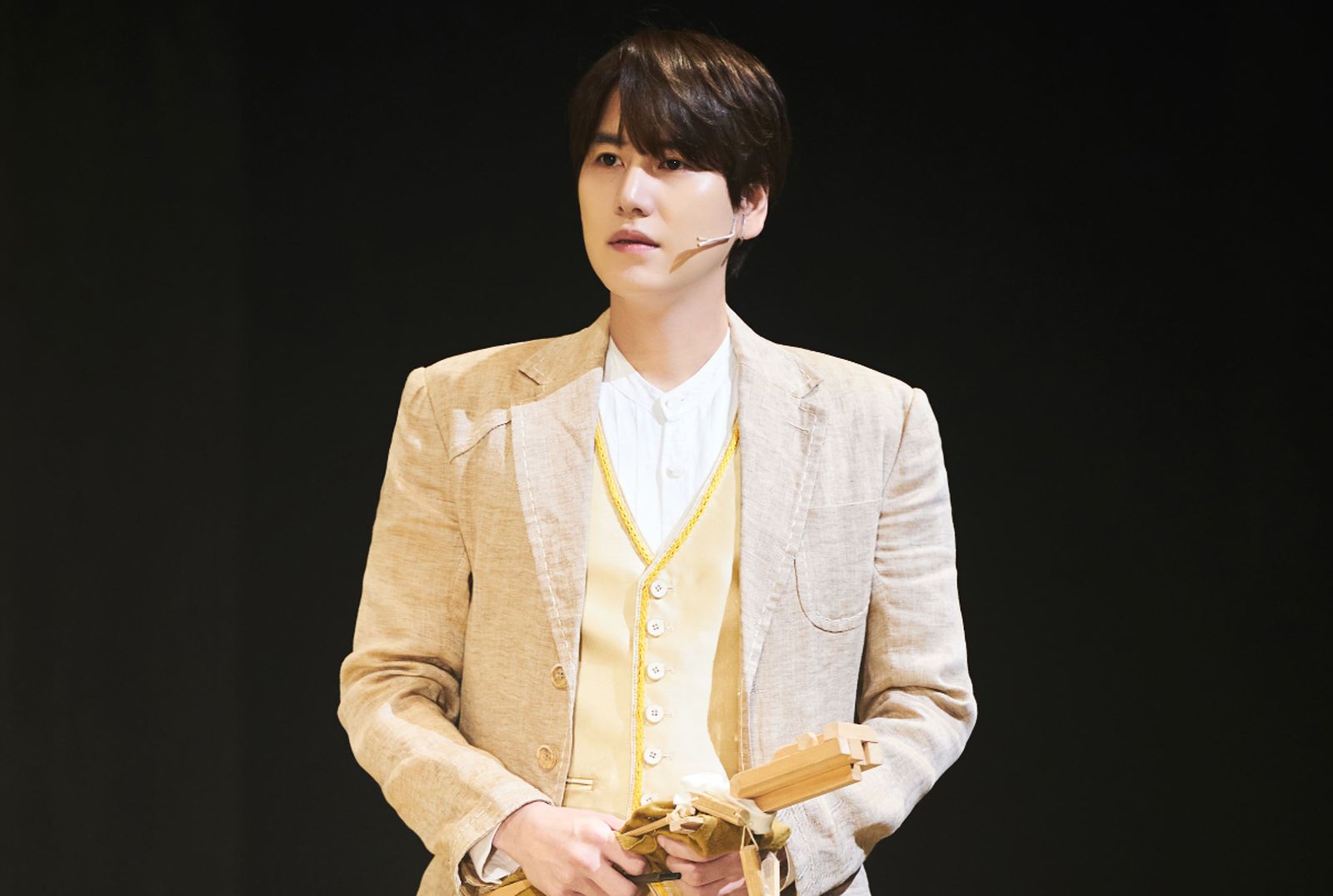 圭賢出道20週年禮物！音樂劇《維特》4月空降大銀幕　限量海報「自帶花香」超浪漫