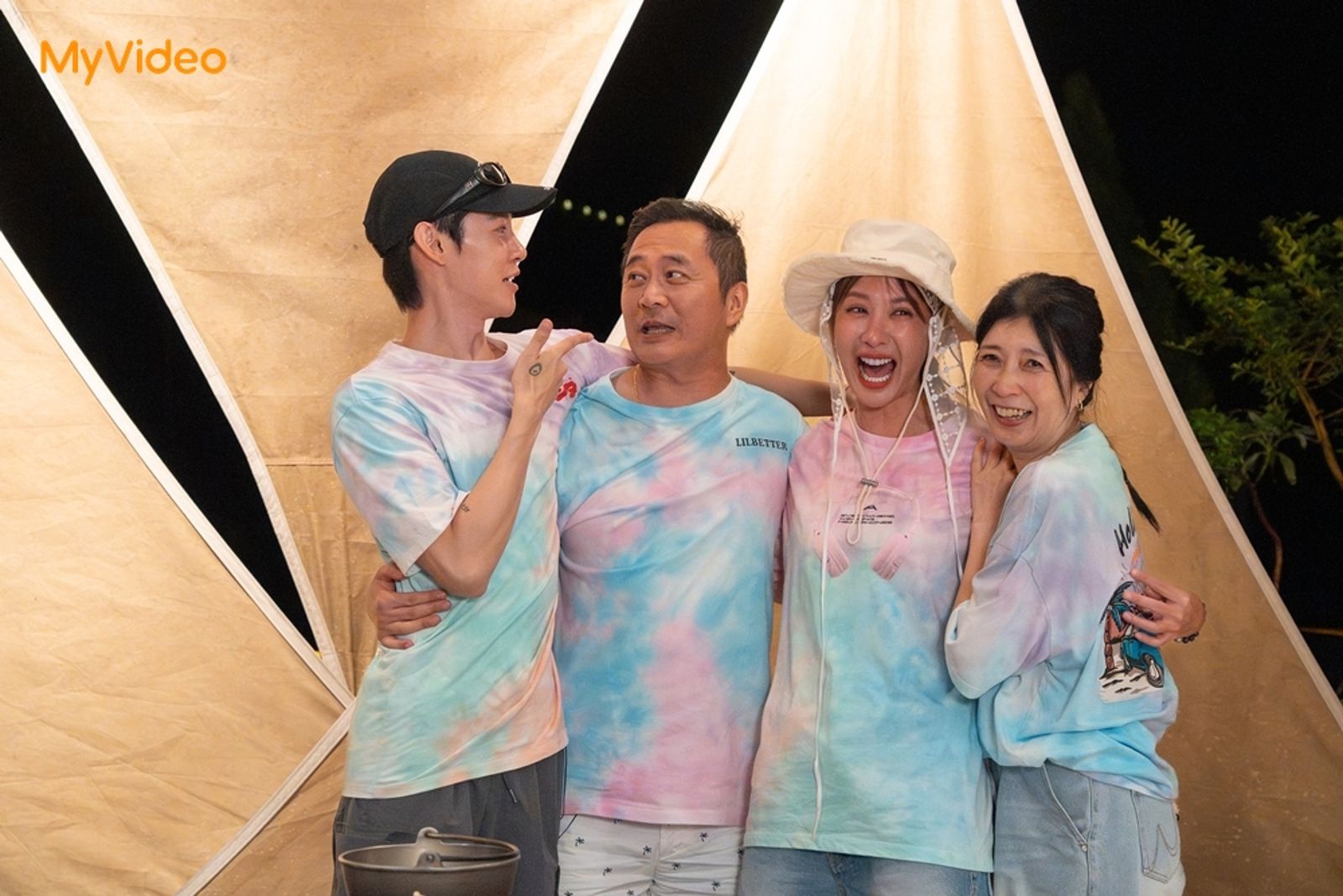 黃嘉千（右1）被爆「其實超瘋」！安心亞（右2）笑看姐反差萌：好笑又可愛。台灣大哥大MyVideo提供