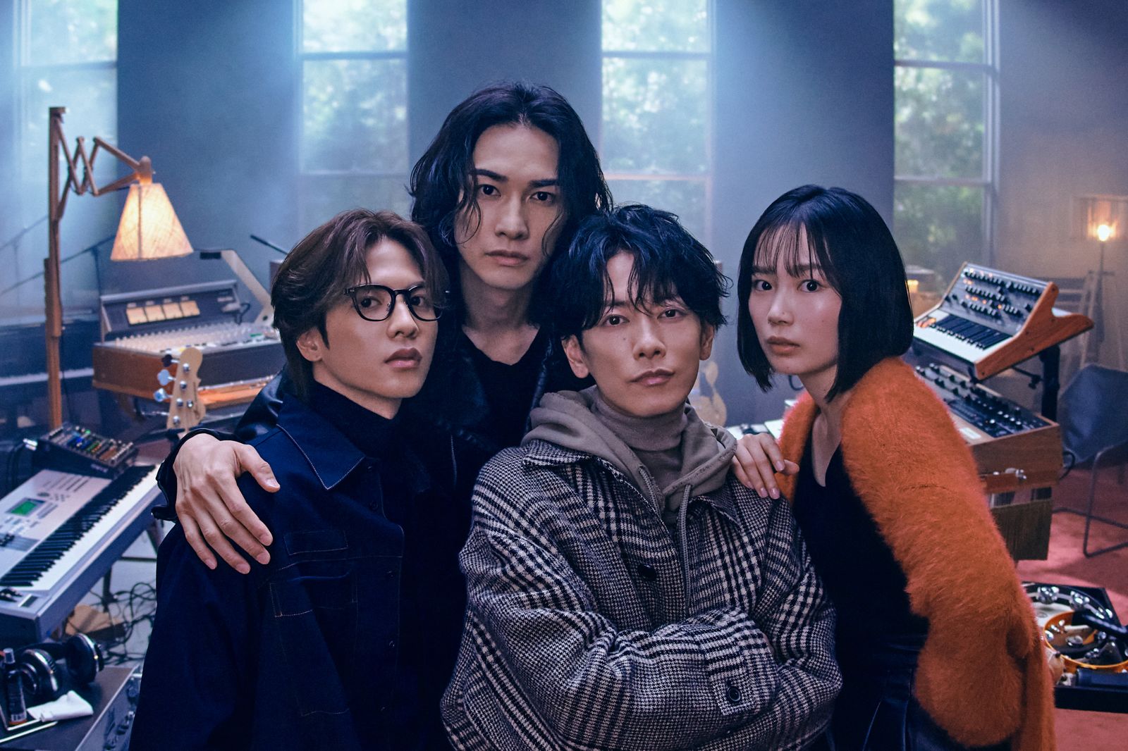佐藤健（右二）率TENBLANK組團開唱。Netflix提供