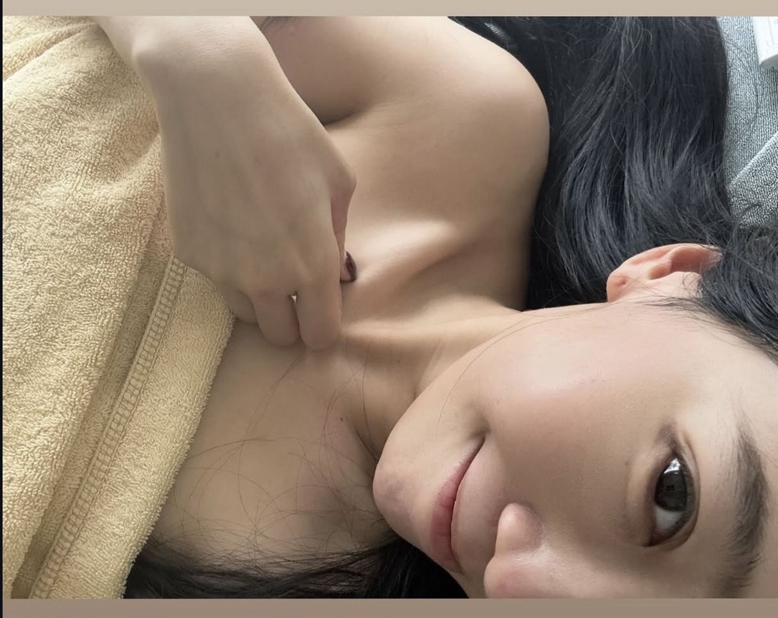 方志友分享按摩露香肩、鎖骨美照。翻攝IG @beatricefang