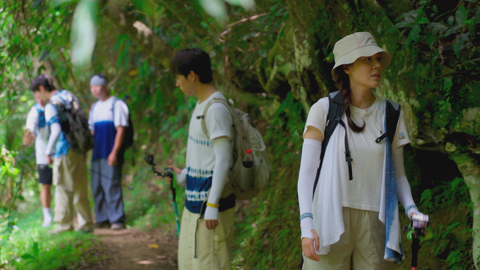 金荷娜漫步鳴鳳古道中。客家電視提供