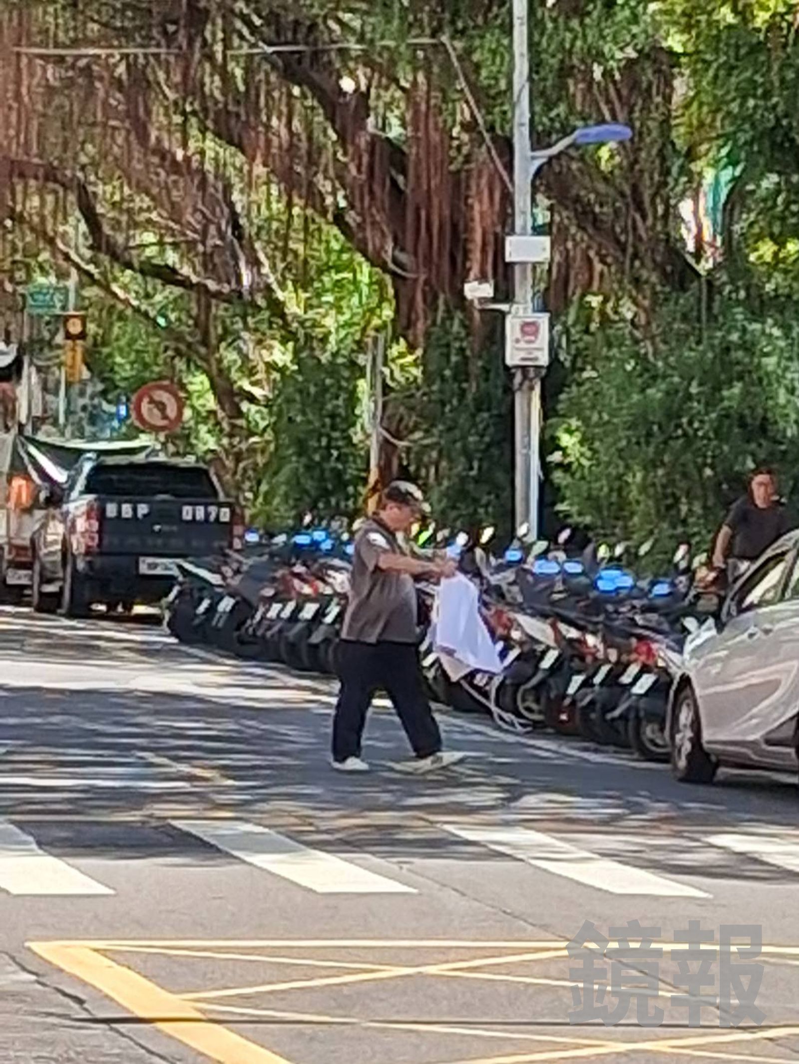 20260909民眾拍下龍淵里現任里長汪吉秋撕毀海報的瞬間。林晏慈提供