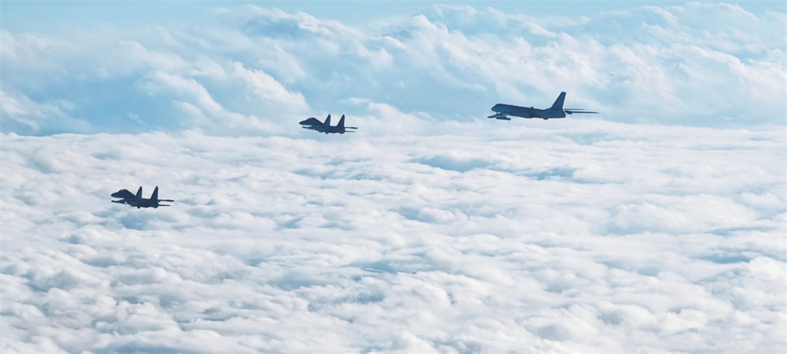 中國在東部戰區周邊海空域展開「正義使命-2025」演習，戰機編隊飛行。圖／中國國防部官網