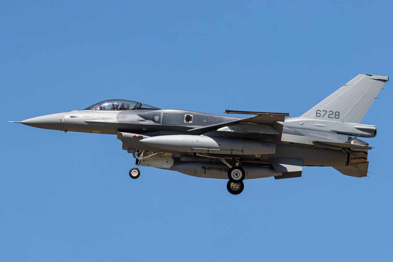 F-16V blk70要來了!首批3架近日抵台交付 掛載適型油箱起飛畫面曝光