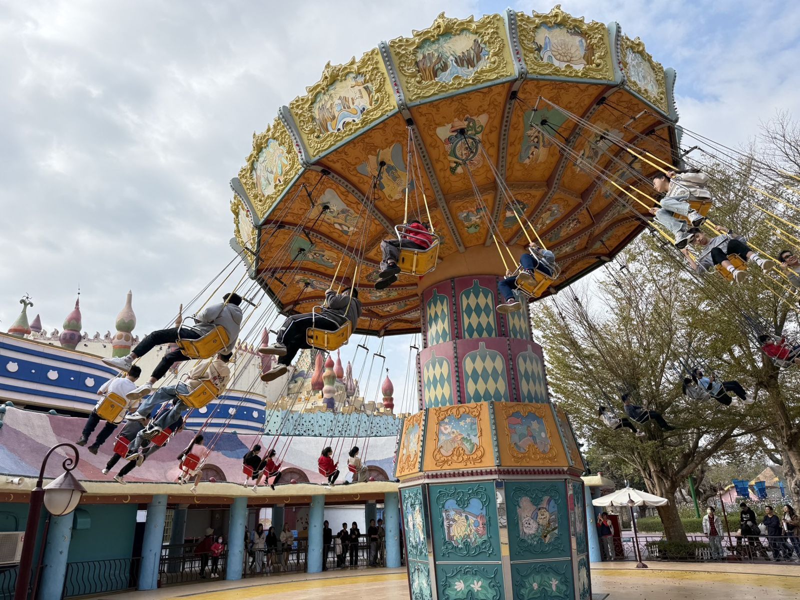 初三樂園經濟發飆 小孩放電大人放空補充快樂值