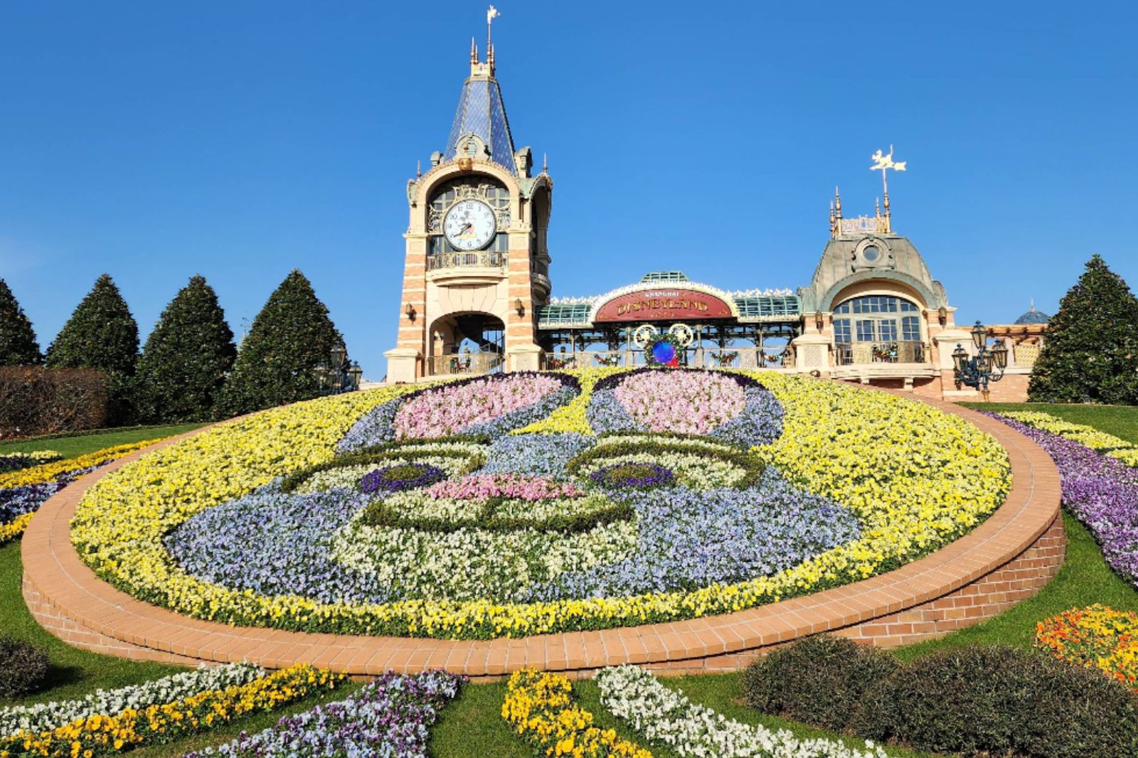 去上海迪士尼！爸媽竟用「飲水機」幫孩子洗屁屁　她傻眼：旁邊就是廁所