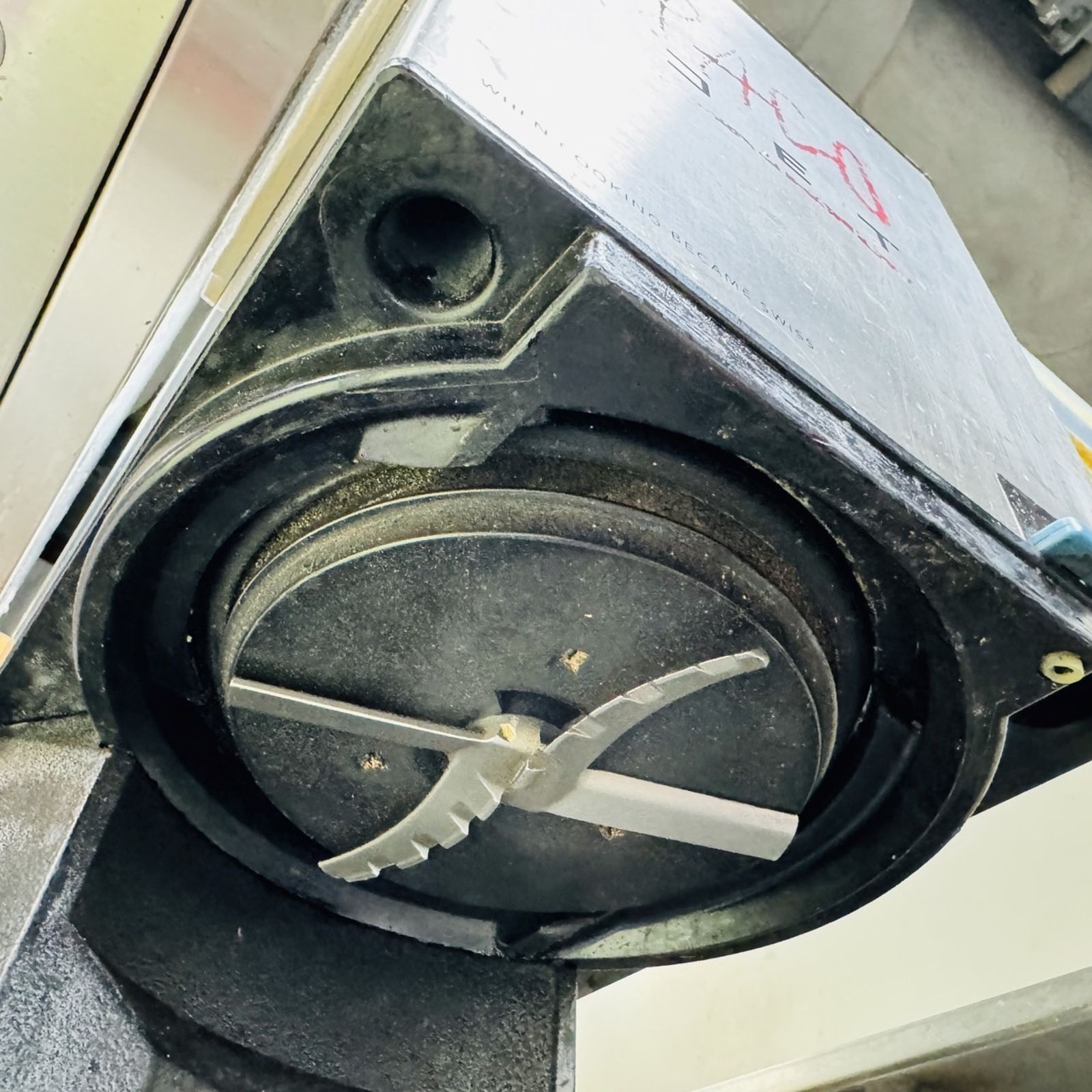 餐廳冰淇淋機底座同樣藏汙納垢。