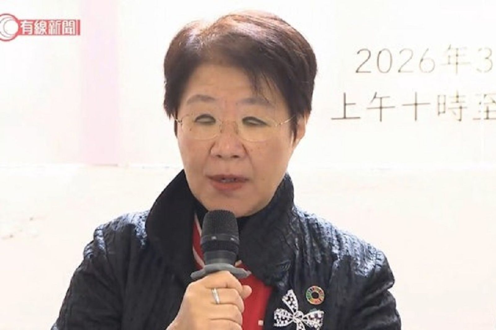 港前官員「有眼無珠妝」嚇死人！　網驚：得罪化妝師？