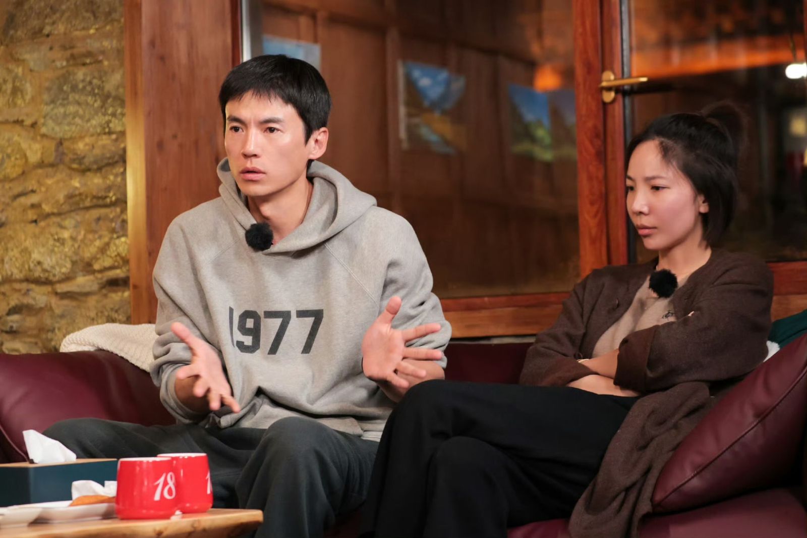 45歲男星婚內出軌！派出所前遭正宮「踹飛」肩上留鞋印　帶5歲女兒跟小三約會下場超慘