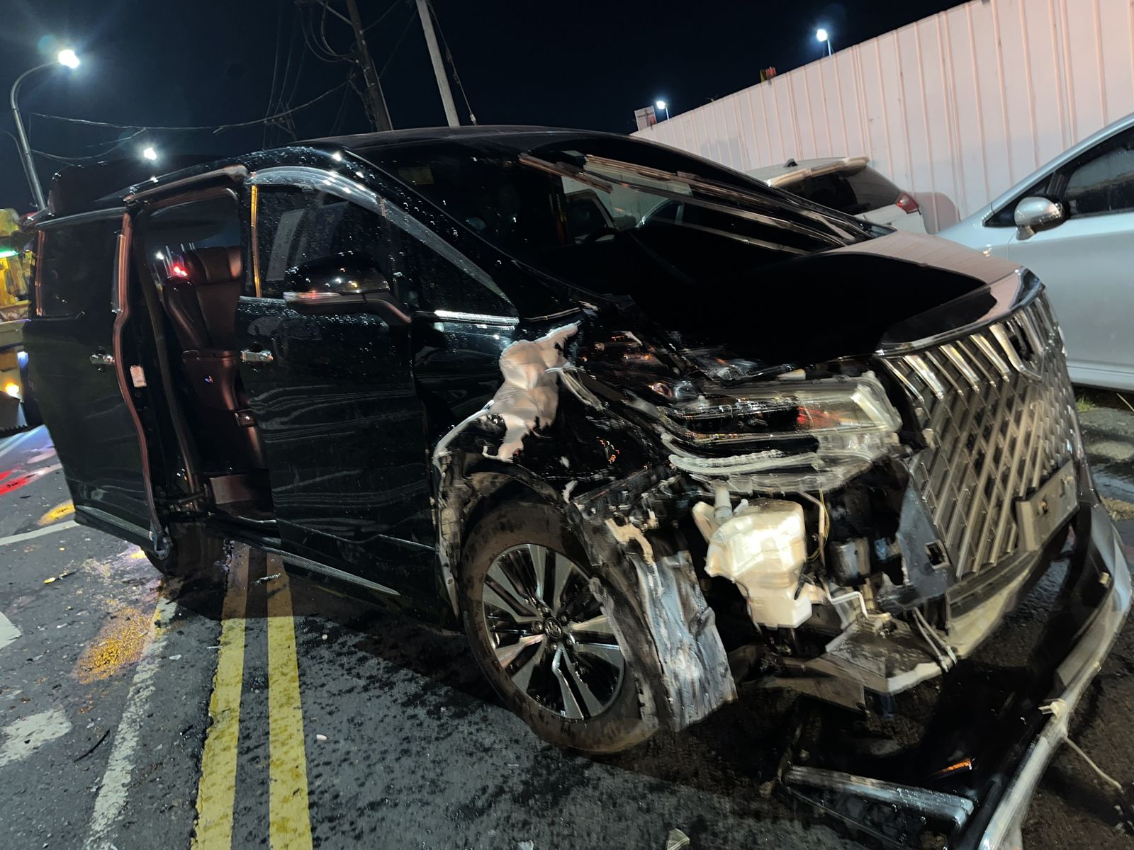 20歲「天兵」開300萬阿法載女友　毒駕追撞秒變運兵車