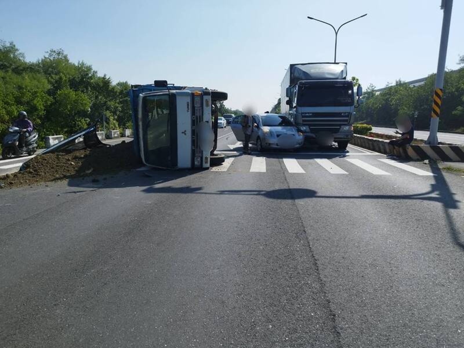 砂石車路口翻覆連撞3車　機車被輾壓騎士驚險生還