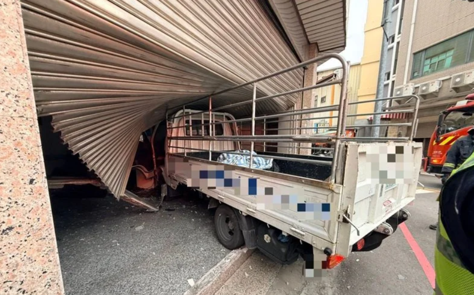 台中貨車醉漢「保齡球式」剷進舊診所 警戳破熬夜謊言 酒測值0.89毫克